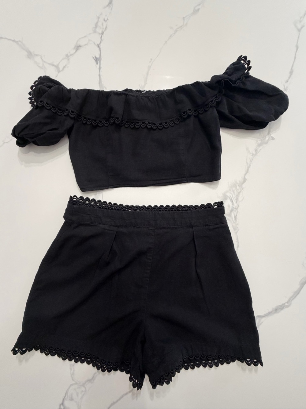 Black Lace-Trim Off-Shoulder Shorts Express Set –Top M / Shorts 6